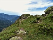 45 Cima dello sperone roccioso del Mincucco (1832 m), sulla quale si erge croce in legno